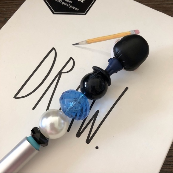 Disney Doorables: Ratatouille: Anton Ego handmade beaded pen - Picture 3 of 3